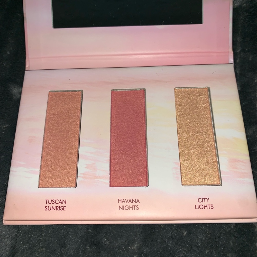 WANDERESS DUSK TO DAWN Blush and Highlighter
